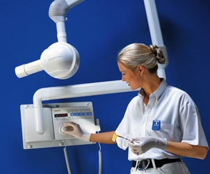 Рентген зуба в Центре "Диал-Дент" Метро Павелецкая делается на оборудовании фирмы Sirona (Германия). Снимок зуба цифровой обеспечивает меньшую дозу облучения по сравнению с пленочным снимком зуба.