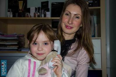 Администратор Центра "Диал-Дент" Батаева Дарья развлекает маленькую Машу пока мама проходит стоматологическое лечение.