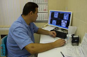 Хирург-имплантолог Центра "Диал-Дент" Алавердов В.П. анализирует компьютерную томографию.