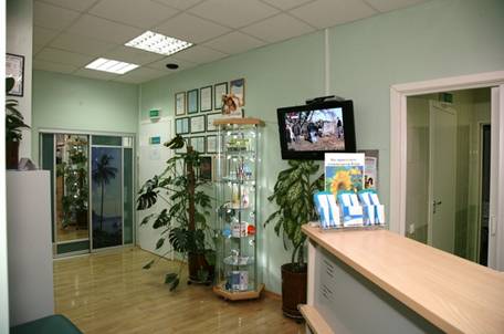Семейный стоматологический центр "Диал-Дент". Для удобства пациентов в холле несколько телевизоров и свежие журналы.
