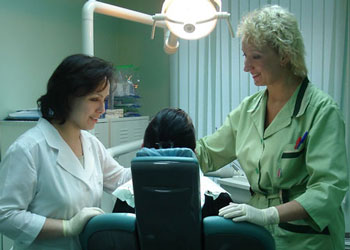 Заведующая ортодонтическим отделением центра "Диал-Дент" Баранова О.А. проводит консультаци. Слева ее незаменимый ассистент Родина Лариса