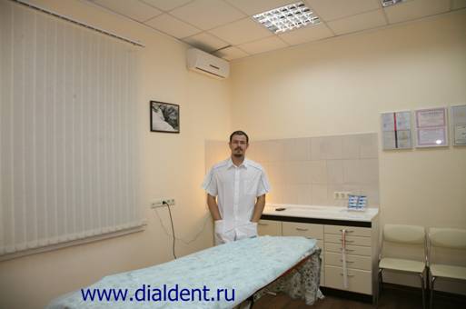 Попов А.И. остеопат Семейного стоматологического Центра "Диал-Дент" в своем рабочем кабинете. 