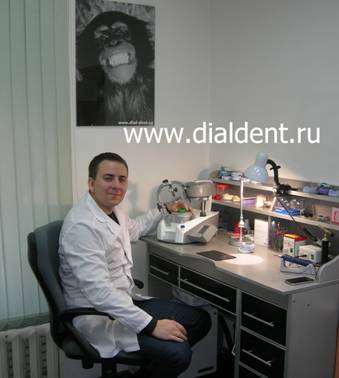 Зубной техник Центра "Диал-Дент" на своем рабочем месте.